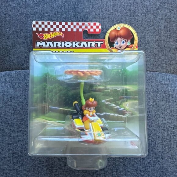 Hot Wheels Mario Kart Princess Daisy Standard Kart w/ Flower Glider 1:64 - Picture 3 of 6